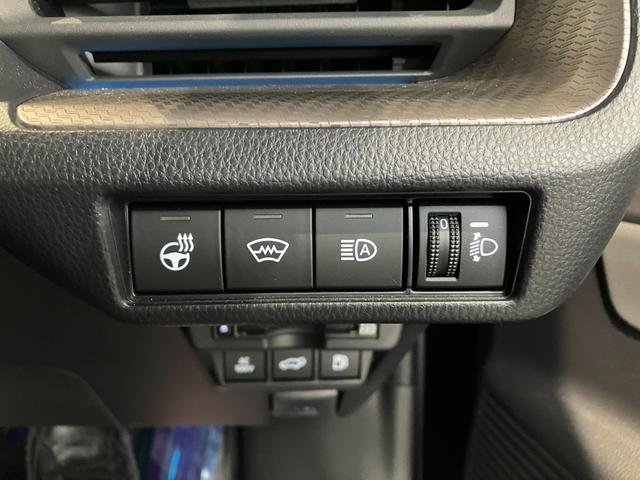 プリウス Ｚ　４ＷＤ　クリアランスソナー　レーンアシスト　オートクルーズコントロール　パークアシスト　衝突被害軽減システム　全周囲カメラ　ナビ　ＴＶ　アルミホイール　オートマチックハイビーム　オートライト（9枚目）