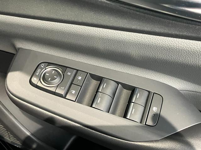 プリウス Ｚ　４ＷＤ　クリアランスソナー　レーンアシスト　オートクルーズコントロール　パークアシスト　衝突被害軽減システム　全周囲カメラ　ナビ　ＴＶ　アルミホイール　オートマチックハイビーム　オートライト（11枚目）