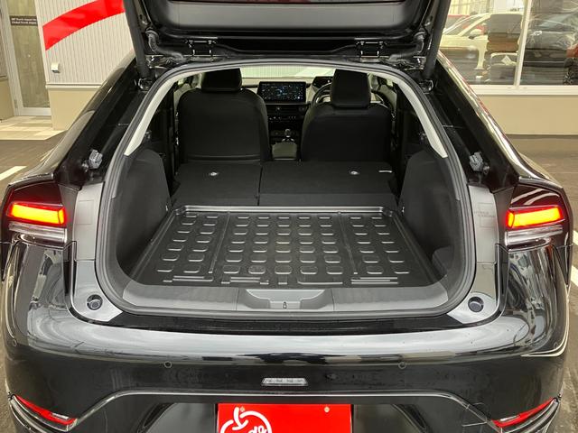 プリウス Ｚ　４ＷＤ　クリアランスソナー　レーンアシスト　オートクルーズコントロール　パークアシスト　衝突被害軽減システム　全周囲カメラ　ナビ　ＴＶ　アルミホイール　オートマチックハイビーム　オートライト（18枚目）