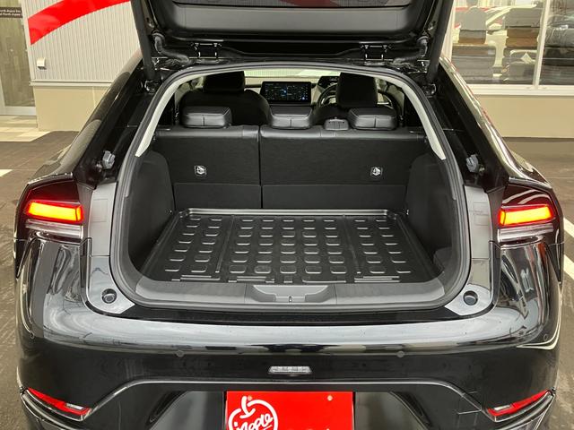 プリウス Ｚ　４ＷＤ　クリアランスソナー　レーンアシスト　オートクルーズコントロール　パークアシスト　衝突被害軽減システム　全周囲カメラ　ナビ　ＴＶ　アルミホイール　オートマチックハイビーム　オートライト（19枚目）