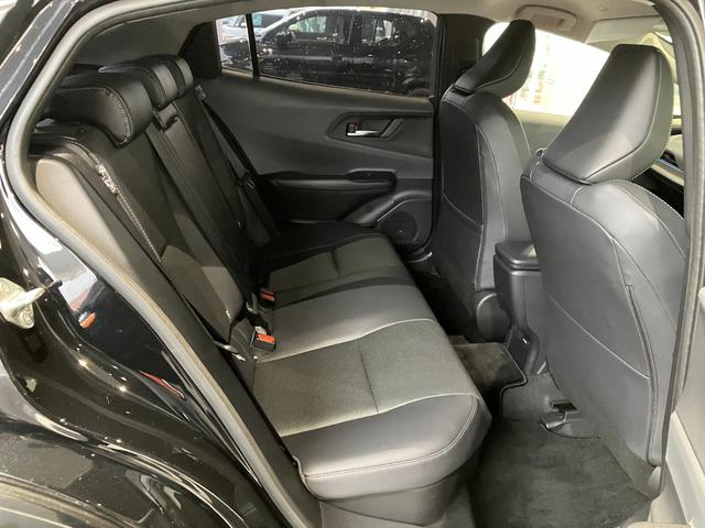 プリウス Ｚ　４ＷＤ　クリアランスソナー　レーンアシスト　オートクルーズコントロール　パークアシスト　衝突被害軽減システム　全周囲カメラ　ナビ　ＴＶ　アルミホイール　オートマチックハイビーム　オートライト（32枚目）