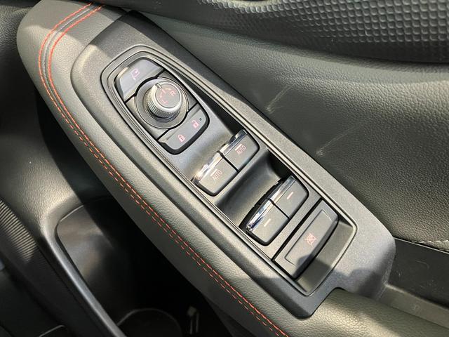 パワーウィンドウのスイッチですよ。運転席に居ながら窓を開け閉めのコントロールできますよ。