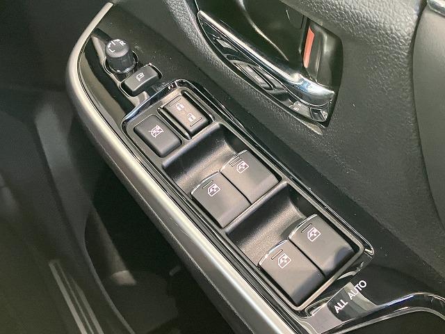 パワーウィンドウのスイッチですよ。運転席に居ながら窓を開け閉めのコントロールできますよ。