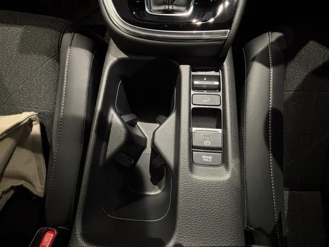 ヴェゼル ｅ：ＨＥＶ　Ｚ　４ＷＤ　バックカメラ　クリアランスソナー　オートクルーズコントロール　レーンアシスト　衝突被害軽減システム　ナビ　ＴＶ　オートライト　ＬＥＤヘッドランプ　電動リアゲート　アルミホイール　スマートキー（9枚目）