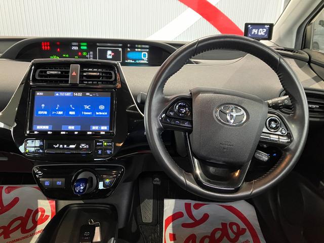 プリウス ＳセーフティプラスＩＩ　４ＷＤ　ドライブレコーダー　ＥＴＣ　クリアランスソナー　レーンアシスト　オートクルーズコントロール　衝突被害軽減システム　バックカメラ　ナビ　ＴＶ　アルミホイール　オートマチックハイビーム（2枚目）