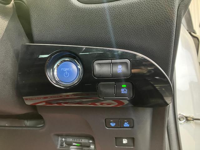 プリウス ＳセーフティプラスＩＩ　４ＷＤ　ドライブレコーダー　ＥＴＣ　クリアランスソナー　レーンアシスト　オートクルーズコントロール　衝突被害軽減システム　バックカメラ　ナビ　ＴＶ　アルミホイール　オートマチックハイビーム（8枚目）