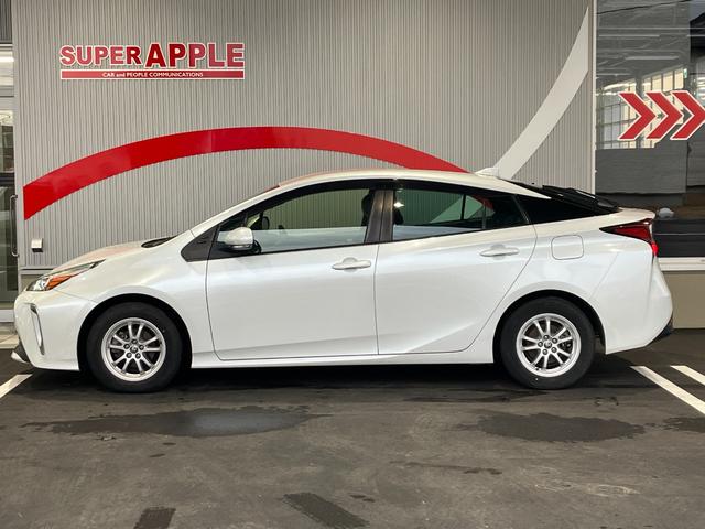 プリウス ＳセーフティプラスＩＩ　４ＷＤ　ドライブレコーダー　ＥＴＣ　クリアランスソナー　レーンアシスト　オートクルーズコントロール　衝突被害軽減システム　バックカメラ　ナビ　ＴＶ　アルミホイール　オートマチックハイビーム（15枚目）