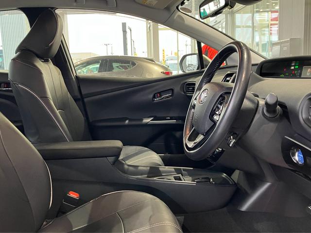 プリウス ＳセーフティプラスＩＩ　４ＷＤ　ドライブレコーダー　ＥＴＣ　クリアランスソナー　レーンアシスト　オートクルーズコントロール　衝突被害軽減システム　バックカメラ　ナビ　ＴＶ　アルミホイール　オートマチックハイビーム（22枚目）