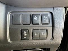 両側電動スライドドア！！荷物で手が塞がるなど簡単にドアの開閉が出来ます！何より力いらずで開閉ＯＫ！女性やお年寄りにも優しい。電動機能はＯＦＦにもできますから元気なお子様の駆け出しも安心！ 7