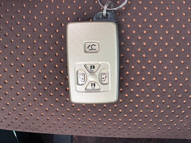 アルファード ２４０Ｓ　タイプゴールドＩＩ　１０インチナビ・フルセグＴＶ　後席フリップダウンモニター　バックカメラ　Ｂｌｕｅｔｏｏｔｈ　ＥＴＣ　ドライブレコーダー　サンルーフ（25枚目）