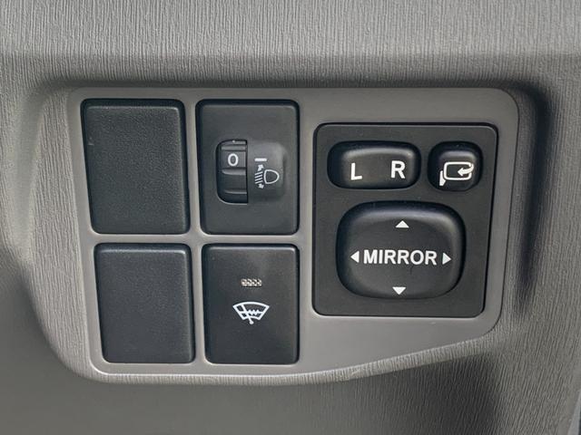 プリウス Ｓ　ＨＹＢＲＩＤ　純正ナビ・ＴＶ　バックカメラ　フォグランプ　スマートキー　プッシュスタート　オートライト　ステアリングスイッチ（26枚目）