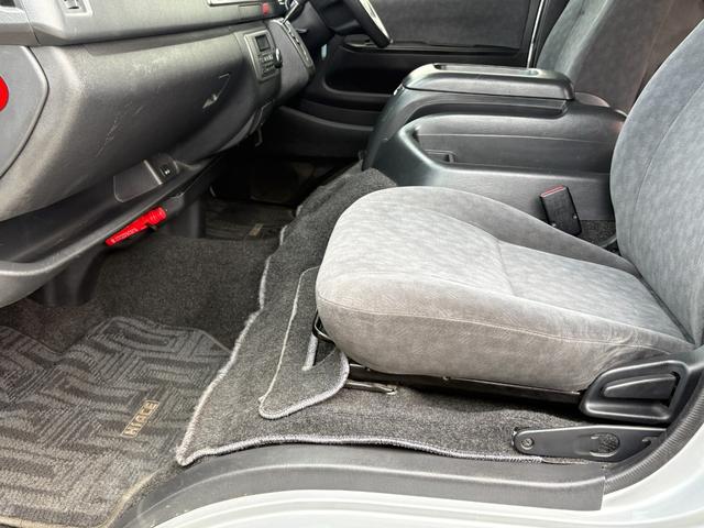 ハイエースワゴン ＧＬ　４ＷＤ　１０人乗り　ＴＶ、ナビ　Ｂｌｕｅｔｏｏｔｈ　キーレス　オートライト　バックカメラ（27枚目）