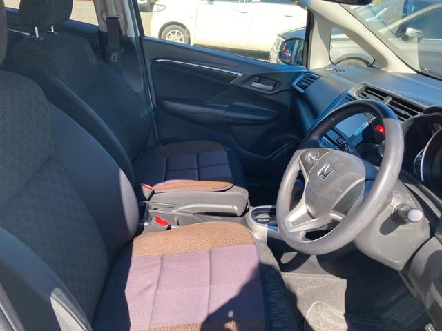 フィット １３Ｇ・Ｆパッケージ　運転席・助手席エアバック　ＥＴＣ　ＡＢＳ　横滑り防止システム　衝突安全ボディ　スマートキー　アイドリングストップ　バックカメラ　フルフラット（7枚目）