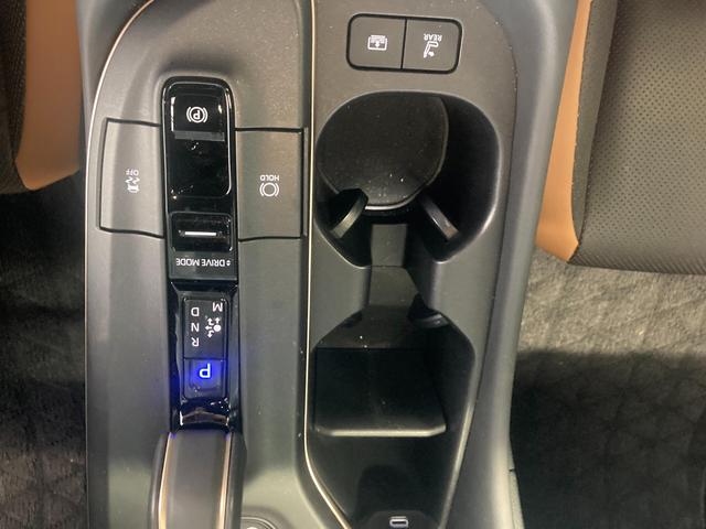 クラウンクロスオーバー ＲＳアドバンスド　４ＷＤ　ＬＥＤヘッドライト　パワーシート　バックカメラ　Ｂｌｕｅｔｏｏｔｈ接続　ＵＳＢ　デジタルインナーミラー　シートヒーター（15枚目）