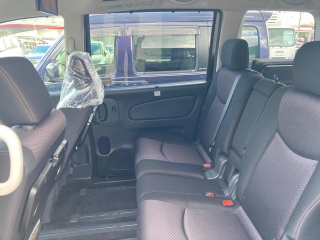 セレナ ハイウェイスター　Ｖセレクション　４ＷＤ　アルミホイール　スマートキー　クルーズコントロール　両側電動スライドドア　ＨＩＤ　寒冷地仕様　３列シート　ウォークスルー（9枚目）