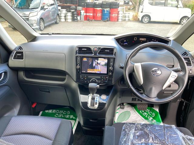 セレナ ハイウェイスター　Ｖセレクション　４ＷＤ　アルミホイール　スマートキー　クルーズコントロール　両側電動スライドドア　ＨＩＤ　寒冷地仕様　３列シート　ウォークスルー（12枚目）