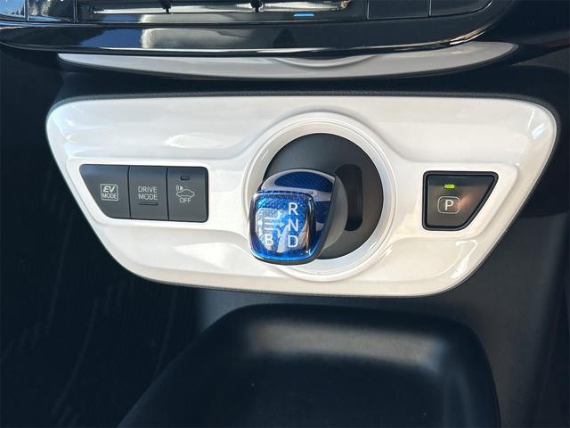 プリウス S 4WD ETC バックカメラ ナビ アルミホイール オートライト LEDヘッドランプ CVT スマートキー 電動格納ミラー 盗難防止システム 衝突安全ボディ ABS ESC エアコン(5枚目)