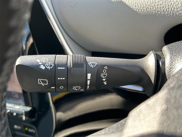 プリウス S 4WD ETC バックカメラ ナビ アルミホイール オートライト LEDヘッドランプ CVT スマートキー 電動格納ミラー 盗難防止システム 衝突安全ボディ ABS ESC エアコン(8枚目)