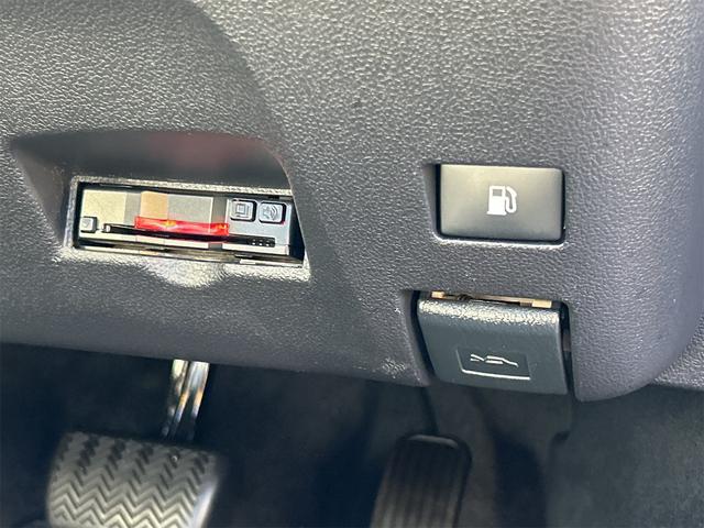 プリウス S 4WD ETC バックカメラ ナビ アルミホイール オートライト LEDヘッドランプ CVT スマートキー 電動格納ミラー 盗難防止システム 衝突安全ボディ ABS ESC エアコン(9枚目)