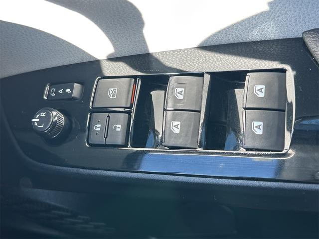 プリウス S 4WD ETC バックカメラ ナビ アルミホイール オートライト LEDヘッドランプ CVT スマートキー 電動格納ミラー 盗難防止システム 衝突安全ボディ ABS ESC エアコン(10枚目)