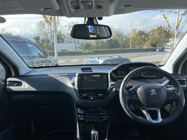 しっかりとした居住性。普段の街乗りからロングドライブまで変わらない快適性をお確かめください。