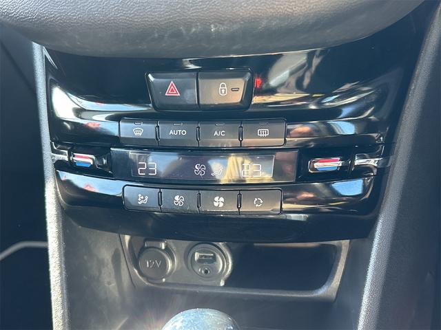 手の届きやすいところで簡単操作ができる空調付き！オールシーズンお好みの温度調節ができます。