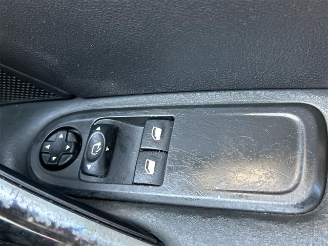 ウィンドウスイッチまわり『使用頻度が多い運転席側のスイッチまわり。目立つ傷もなく綺麗な状態を保っています。』