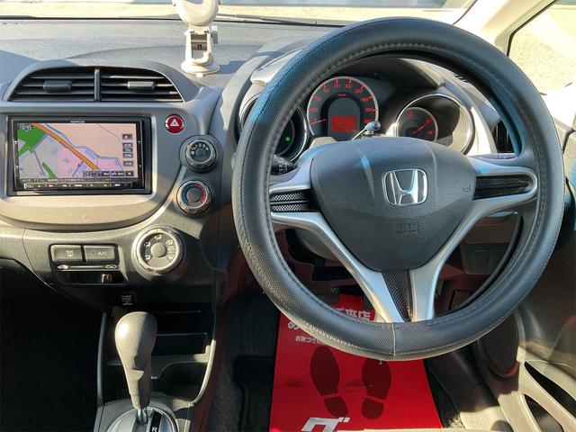 フィット G・10thアニバーサリー ETC フルセグナビ スマートキー 電動格納ミラー CVT 盗難防止システム 衝突安全ボディ ABS CD USB Bluetooth エアコン パワーステアリング パワーウィンドウ(3枚目)