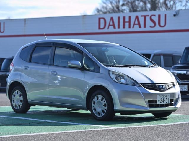 フィット G・10thアニバーサリー ETC フルセグナビ スマートキー 電動格納ミラー CVT 盗難防止システム 衝突安全ボディ ABS CD USB Bluetooth エアコン パワーステアリング パワーウィンドウ(12枚目)