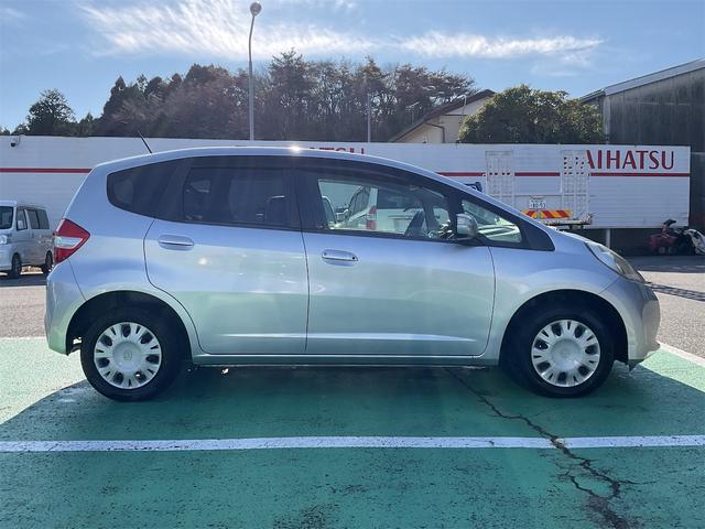 フィット G・10thアニバーサリー ETC フルセグナビ スマートキー 電動格納ミラー CVT 盗難防止システム 衝突安全ボディ ABS CD USB Bluetooth エアコン パワーステアリング パワーウィンドウ(13枚目)