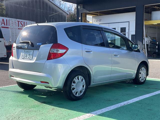 フィット G・10thアニバーサリー ETC フルセグナビ スマートキー 電動格納ミラー CVT 盗難防止システム 衝突安全ボディ ABS CD USB Bluetooth エアコン パワーステアリング パワーウィンドウ(15枚目)