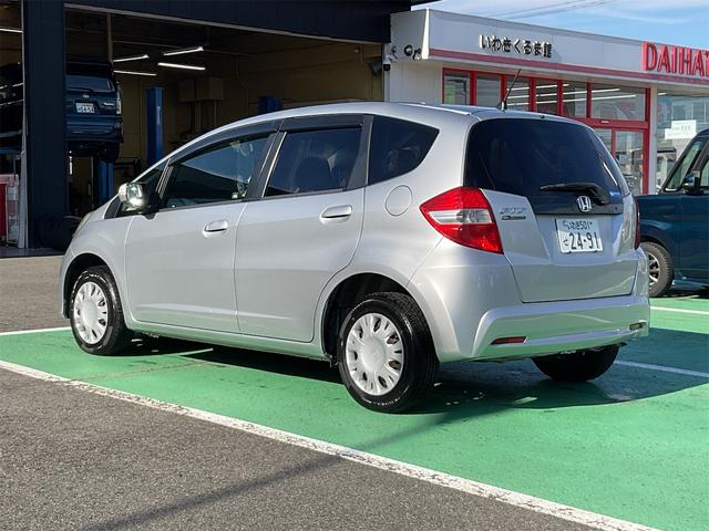 フィット G・10thアニバーサリー ETC フルセグナビ スマートキー 電動格納ミラー CVT 盗難防止システム 衝突安全ボディ ABS CD USB Bluetooth エアコン パワーステアリング パワーウィンドウ(16枚目)