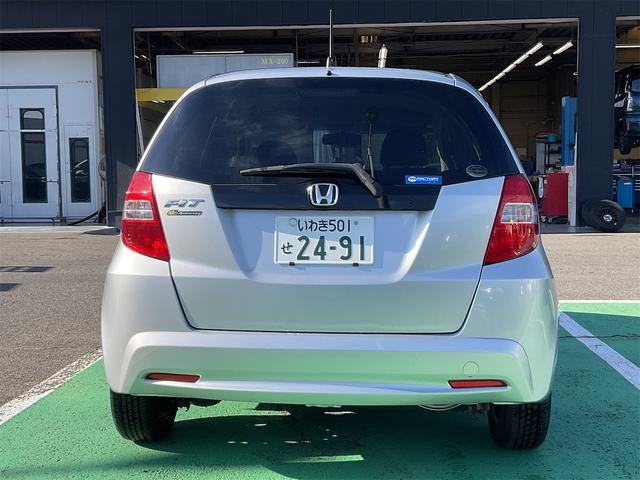 フィット G・10thアニバーサリー ETC フルセグナビ スマートキー 電動格納ミラー CVT 盗難防止システム 衝突安全ボディ ABS CD USB Bluetooth エアコン パワーステアリング パワーウィンドウ(17枚目)