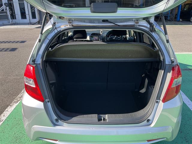 フィット G・10thアニバーサリー ETC フルセグナビ スマートキー 電動格納ミラー CVT 盗難防止システム 衝突安全ボディ ABS CD USB Bluetooth エアコン パワーステアリング パワーウィンドウ(18枚目)