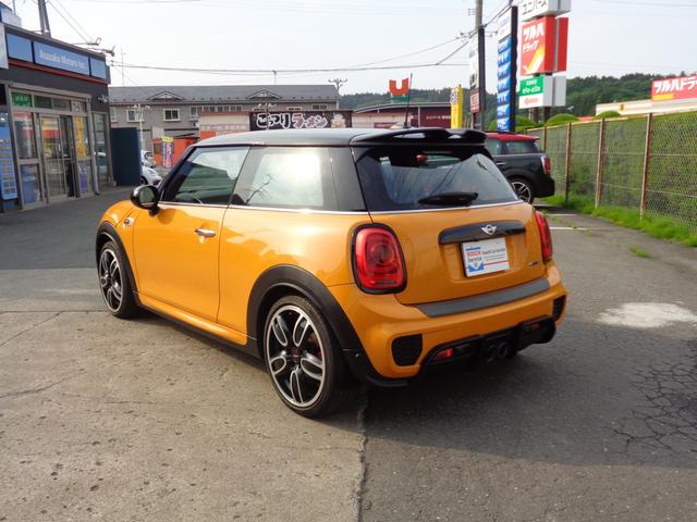 ＭＩＮＩ ジョンクーパーワークス　ジョンクーパーワークス（４名）６ＡＴ　ＪＣＷ１８インチＡＷ　純正ＨＤＤナビ　社外ＴＶチューナー　バックカメラ　リアコーナーセンサー　ＬＥＤヘッドライト　スマートキー　ＪＣＷ専用スポーツシート（5枚目）
