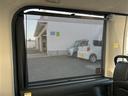 リヤドアには、引き出してガラスを覆うロールサンシェードが内蔵されているので、直射日光を防ぐほか、プライバシーの保護にも役立ちます