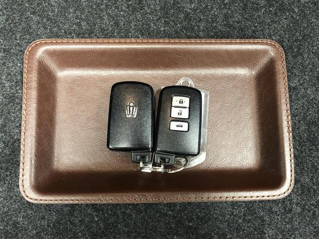 スマートキーをポケットやバッグに携帯していれば、キーを取り出すことなくドアハンドルを握り解錠、ドアハンドルのセンサーに触れるだけで施錠できます。