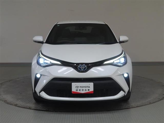 すべての光源をフルＬＥＤ化した、フロントタイヤ上部まで回り込む大型ヘッドランプです。上部に伸びるＬＥＤクリアランスランプは、デイライトとターンランプのダブルファンクションになっています。