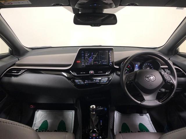 ステアリングの回しやすさやシフトレバーの位置や角度、細かな操作を行うスイッチ類に至るまで、自然に操作しやすく運転に集中できる工夫が隅々まで行き届いています。まさに「ドライバーのための空間」です。