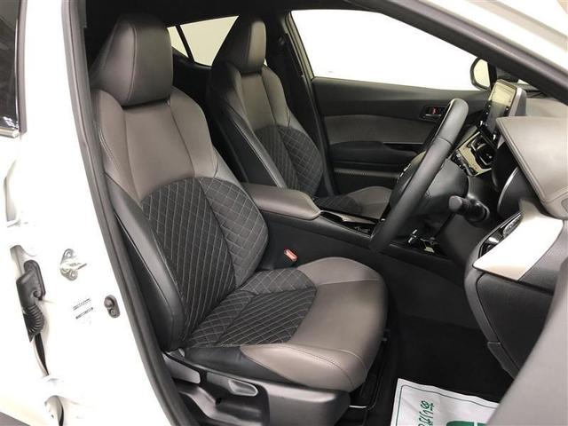 スポーツカーのバケットシートを参考に開発されたスポーティなシートです。高いホールド性があり、急なカーブでも姿勢が崩れにくくなっています。高いホールド性はもちろん、仕立ての良さにもこだわっています。