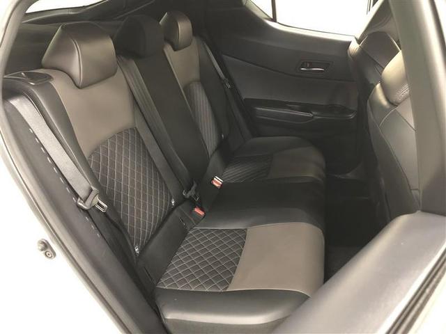 後席空間もしっかり確保されています。座り心地の良いパッド圧を追求したリアシートです。本革とキルティング表皮による上質さも感じられます。