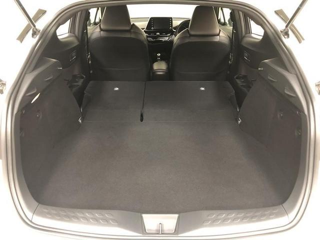 リヤシートには６：４分割可倒式シートを採用。シート肩口のレバーを引けば容易に前倒し可能です。状況に応じて片側だけ倒して使うこともできるので、様々なシーンに応じた使い方が可能です。