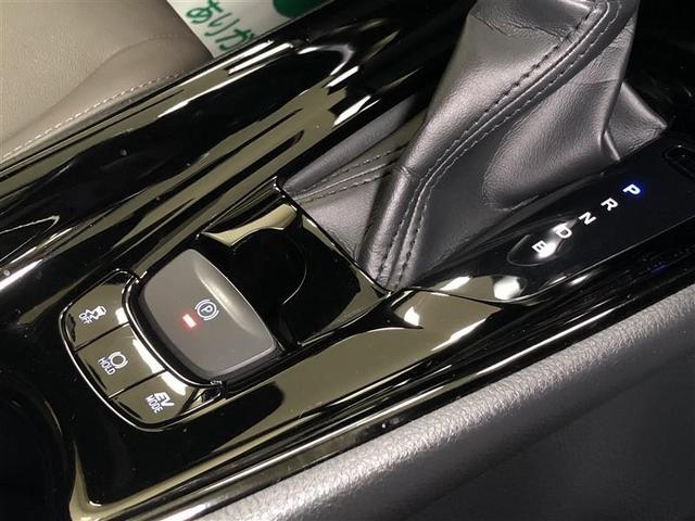 【電動パーキングブレーキ】パーキングブレーキの作動・解除をスイッチ操作で行えます。シフトを「Ｐ」ポジションに入れると自動で作動し、「Ｐ」以外のポジションにシフトすると解除されるオート機能付きです。