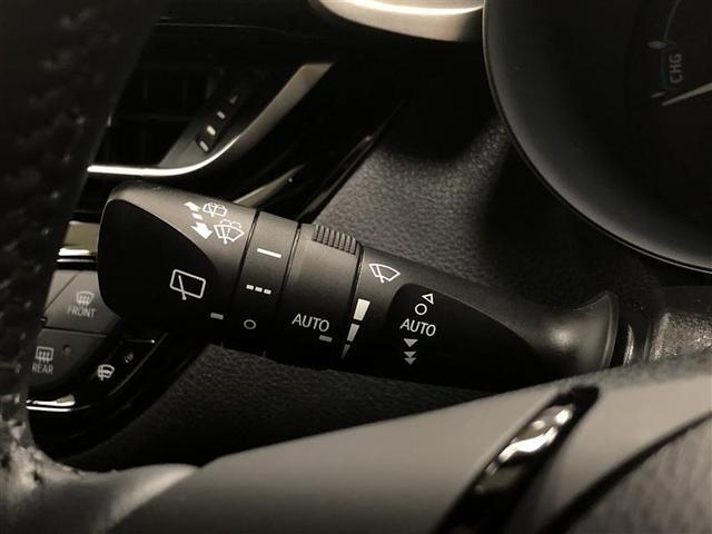 【雨滴感応式オートワイパー】フロントガラスに付着した水滴にセンサーが反応すると、雨滴量に応じた最適な払拭間隔でワイパーが作動します。