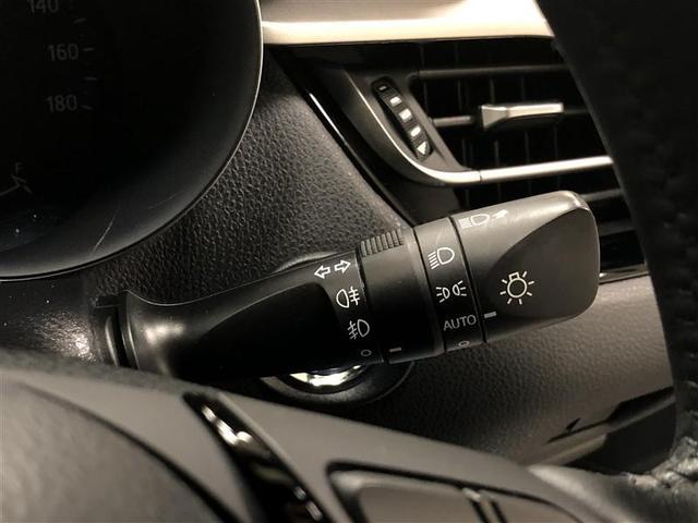 【コンライト】周囲からの光を探知し自動でライトの点灯・消灯を行います。夜間のみならずトンネル走行時も安心して運転ができます。