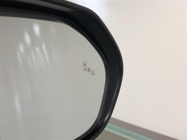 《ブラインドスポットモニター（ＢＳＭ）》隣の車線を走るクルマをレーダーで探知。ドアミラーでは確認しづらい死角エリアのクルマを、ミラーについたＬＥＤインジケーターを点滅させ、ドライバーに注意を促します。