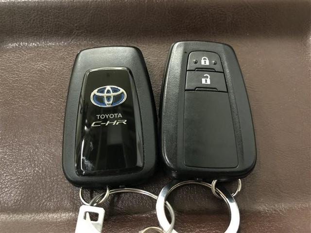 スマートキーをポケットやバッグに携帯していれば、キーを取り出すことなくドアハンドルを握り解錠、ドアハンドルのセンサーに触れるだけで施錠できます。