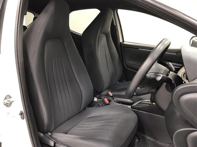 自然でストレスの少ない運転席を追求し、シート形状やシフトノブの配置にまでこだわっています。ドライビングポジションを低い位置に設定し、クルマと一体になれるような感覚で運転ができます。