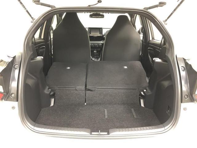 リアシートは６：４分割可倒式になっています。シート肩口のレバーを引けば簡単に前倒しできます。シーンに合わせた使い方が可能です。