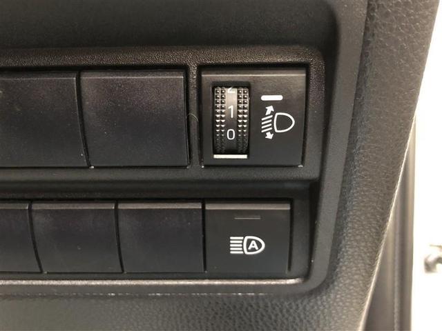 《オートマチックハイビーム》夜間ライト点灯での走行時、ハイビームやロービームを自動で切り替え、夜間の歩行者の早期発見をサポートします。また、切り替え忘れの防止や、手動操作のわずらわしさも軽減します。